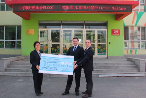 Mr Florian Schmied (centre), Shenyang Chapter's chairman, donated donated all proceeds, a total of RMB 15,615, to the Shenyang Children’s Welfare Institute, which supports children in need, and grants them the education they deserve.